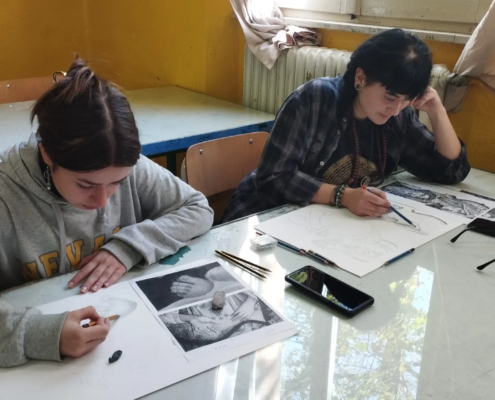 Alunni a lavoro al liceo Artistico Mengaroni per il progetto Candele a Candelara.