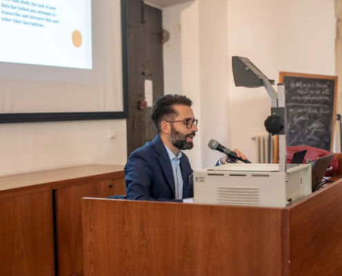 Immagini dal 𝐒𝐞𝐦𝐢𝐧𝐚𝐫𝐢𝐨/𝐖𝐨𝐫𝐤𝐬𝐡𝐨𝐩 dal titolo “𝘿𝙞𝙖𝙜𝙣𝙤𝙨𝙩𝙞𝙘𝙖, 𝘿𝙤𝙘𝙪𝙢𝙚𝙣𝙩𝙖𝙯𝙞𝙤𝙣𝙚 𝙚 𝙄𝙣𝙛𝙤𝙧𝙢𝙖𝙩𝙞𝙘𝙖 𝙥𝙚𝙧 𝙞 𝘽𝙚𝙣𝙞 𝘾𝙪𝙡𝙩𝙪𝙧𝙖𝙡𝙞” organizzato dalla 𝐒𝐜𝐮𝐨𝐥𝐚 𝐝𝐢 𝐂𝐨𝐧𝐬𝐞𝐫𝐯𝐚𝐳𝐢𝐨𝐧𝐞 𝐞 𝐑𝐞𝐬𝐭𝐚𝐮𝐫𝐨 𝐞 𝐝𝐚𝐥𝐥𝐚 𝐬𝐜𝐮𝐨𝐥𝐚 𝐝𝐢 𝐒𝐜𝐢𝐞𝐧𝐳𝐞 𝐞 𝐓𝐞𝐜𝐧𝐨𝐥𝐨𝐠𝐢𝐞 𝐝𝐞𝐥𝐥’𝐈𝐧𝐟𝐨𝐫𝐦𝐚𝐳𝐢𝐨𝐧𝐞 𝐜𝐨𝐧 𝐢𝐥 𝐩𝐚𝐭𝐫𝐨𝐜𝐢𝐧𝐢𝐨 𝐝𝐞𝐥 𝐃𝐨𝐭𝐭𝐨𝐫𝐚𝐭𝐨 𝐝𝐢 𝐑𝐢𝐜𝐞𝐫𝐜𝐚 𝐢𝐧 𝐑𝐞𝐬𝐞𝐚𝐫𝐜𝐡 𝐌𝐞𝐭𝐡𝐨𝐝𝐬 𝐈𝐧 𝐒𝐜𝐢𝐞𝐧𝐜𝐞 𝐀𝐧𝐝 𝐓𝐞𝐜𝐡𝐧𝐨𝐥𝐨𝐠𝐲 (𝐑𝐞𝐌𝐞𝐒𝐓), 𝐃𝐢𝐩𝐚𝐫𝐭𝐢𝐦𝐞𝐧𝐭𝐨 𝐝𝐢 𝐒𝐜𝐢𝐞𝐧𝐳𝐞 𝐏𝐮𝐫𝐞 𝐞 𝐀𝐩𝐩𝐥𝐢𝐜𝐚𝐭𝐞, 𝐃𝐢𝐒𝐏𝐞𝐀. 𝐂𝐨𝐦𝐢𝐭𝐚𝐭𝐨 𝐨𝐫𝐠𝐚𝐧𝐢𝐳𝐳𝐚𝐭𝐨𝐫𝐞: 𝐏𝐫𝐨𝐟. 𝐀𝐥𝐞𝐬𝐬𝐚𝐧𝐝𝐫𝐨 𝐀𝐥𝐝𝐢𝐧𝐢, 𝐃𝐨𝐭𝐭.𝐬𝐬𝐚 𝐀𝐧𝐧𝐚𝐦𝐚𝐫𝐢𝐚 𝐀𝐦𝐮𝐫𝐚.