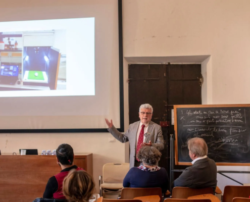 Immagini dal 𝐒𝐞𝐦𝐢𝐧𝐚𝐫𝐢𝐨/𝐖𝐨𝐫𝐤𝐬𝐡𝐨𝐩 dal titolo “𝘿𝙞𝙖𝙜𝙣𝙤𝙨𝙩𝙞𝙘𝙖, 𝘿𝙤𝙘𝙪𝙢𝙚𝙣𝙩𝙖𝙯𝙞𝙤𝙣𝙚 𝙚 𝙄𝙣𝙛𝙤𝙧𝙢𝙖𝙩𝙞𝙘𝙖 𝙥𝙚𝙧 𝙞 𝘽𝙚𝙣𝙞 𝘾𝙪𝙡𝙩𝙪𝙧𝙖𝙡𝙞” organizzato dalla 𝐒𝐜𝐮𝐨𝐥𝐚 𝐝𝐢 𝐂𝐨𝐧𝐬𝐞𝐫𝐯𝐚𝐳𝐢𝐨𝐧𝐞 𝐞 𝐑𝐞𝐬𝐭𝐚𝐮𝐫𝐨 𝐞 𝐝𝐚𝐥𝐥𝐚 𝐬𝐜𝐮𝐨𝐥𝐚 𝐝𝐢 𝐒𝐜𝐢𝐞𝐧𝐳𝐞 𝐞 𝐓𝐞𝐜𝐧𝐨𝐥𝐨𝐠𝐢𝐞 𝐝𝐞𝐥𝐥’𝐈𝐧𝐟𝐨𝐫𝐦𝐚𝐳𝐢𝐨𝐧𝐞 𝐜𝐨𝐧 𝐢𝐥 𝐩𝐚𝐭𝐫𝐨𝐜𝐢𝐧𝐢𝐨 𝐝𝐞𝐥 𝐃𝐨𝐭𝐭𝐨𝐫𝐚𝐭𝐨 𝐝𝐢 𝐑𝐢𝐜𝐞𝐫𝐜𝐚 𝐢𝐧 𝐑𝐞𝐬𝐞𝐚𝐫𝐜𝐡 𝐌𝐞𝐭𝐡𝐨𝐝𝐬 𝐈𝐧 𝐒𝐜𝐢𝐞𝐧𝐜𝐞 𝐀𝐧𝐝 𝐓𝐞𝐜𝐡𝐧𝐨𝐥𝐨𝐠𝐲 (𝐑𝐞𝐌𝐞𝐒𝐓), 𝐃𝐢𝐩𝐚𝐫𝐭𝐢𝐦𝐞𝐧𝐭𝐨 𝐝𝐢 𝐒𝐜𝐢𝐞𝐧𝐳𝐞 𝐏𝐮𝐫𝐞 𝐞 𝐀𝐩𝐩𝐥𝐢𝐜𝐚𝐭𝐞, 𝐃𝐢𝐒𝐏𝐞𝐀. 𝐂𝐨𝐦𝐢𝐭𝐚𝐭𝐨 𝐨𝐫𝐠𝐚𝐧𝐢𝐳𝐳𝐚𝐭𝐨𝐫𝐞: 𝐏𝐫𝐨𝐟. 𝐀𝐥𝐞𝐬𝐬𝐚𝐧𝐝𝐫𝐨 𝐀𝐥𝐝𝐢𝐧𝐢, 𝐃𝐨𝐭𝐭.𝐬𝐬𝐚 𝐀𝐧𝐧𝐚𝐦𝐚𝐫𝐢𝐚 𝐀𝐦𝐮𝐫𝐚.