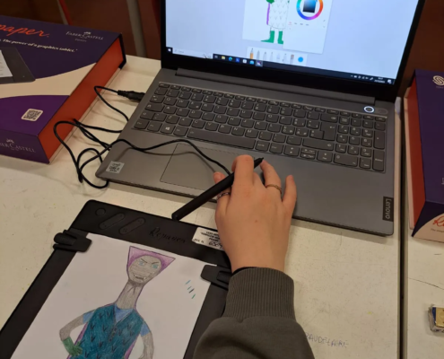 Laboratorio sulla creazione del personaggio partendo da immagini di oggetti e pareidolia. Attività svolta per l'orientamento in entrata di arti figurative per le classi terze della secondaria di primo grado. Liceo Artistico Mengaroni di Pesaro.