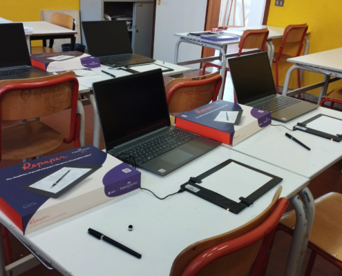 Laboratorio sulla creazione del personaggio partendo da immagini di oggetti e pareidolia. Attività svolta per l'orientamento in entrata di arti figurative per le classi terze della secondaria di primo grado. Liceo Artistico Mengaroni di Pesaro.