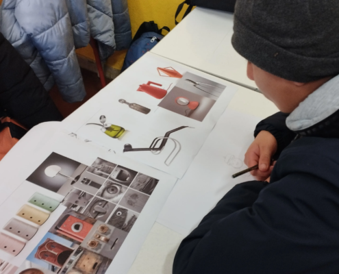 Laboratorio sulla creazione del personaggio partendo da immagini di oggetti e pareidolia. Attività svolta per l'orientamento in entrata di arti figurative per le classi terze della secondaria di primo grado. Liceo Artistico Mengaroni di Pesaro.