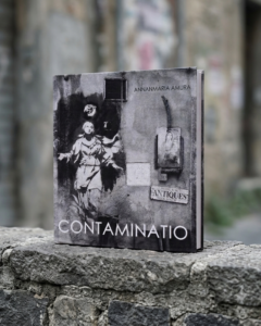 Progetto fotografico, testi e impaginazione a cura di Annamaria Amura.  Fotografie realizzate in pellicola analogica nei paesi vesuviani della Campania. Presentato per la selezione di ingresso all'ISIA, Istituto Superiore per le Industrie artistiche, Urbino. A.A 2012/2013.