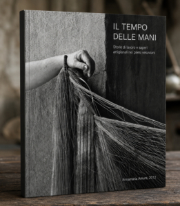 l tempo delle mani. Storie di lavoro e saperi artigianali nei paesi vesuviani. Progetto, testi e impaginazione a cura di Annamaria Amura. Fotografie realizzate in pellicola analogica nei paesi vesuviani della Campania. Presentato per la selezione di ingresso all'ISIA di Urbino.